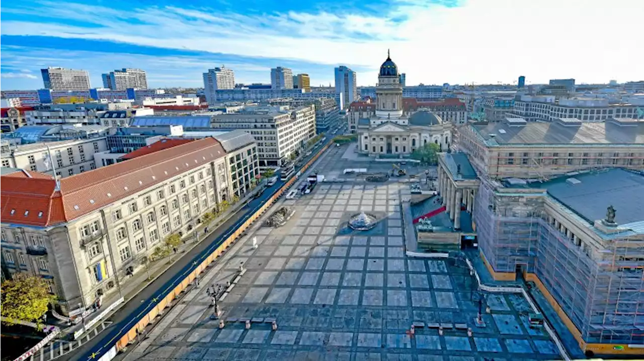 Gendarmenmarkt: Bauzaun nötigt Touristen zu Verrenkungen