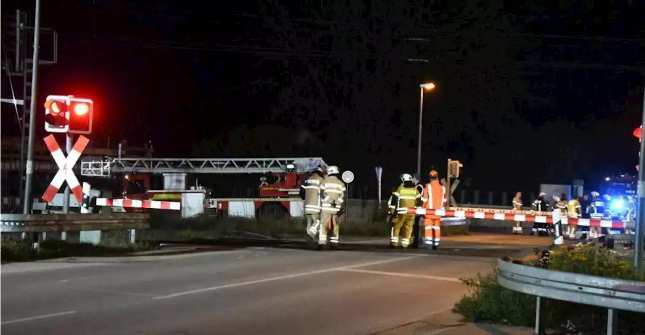 Vollernter reißt Oberleitung am Bahnübergang Mangolding ab: Strecke wieder frei