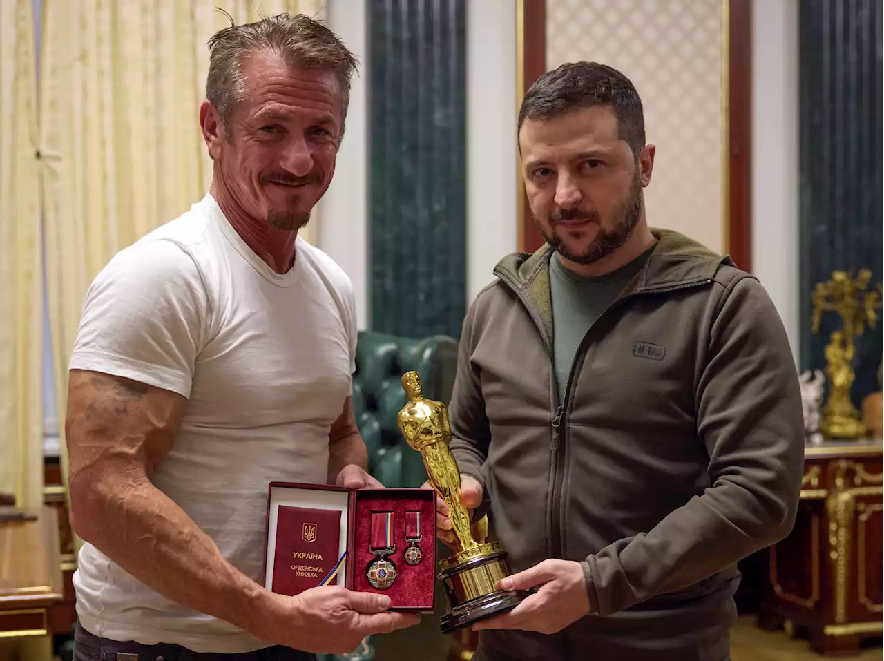 Sean Penn Loans Oscar to Zelenskyy Until Ukraine Wins War