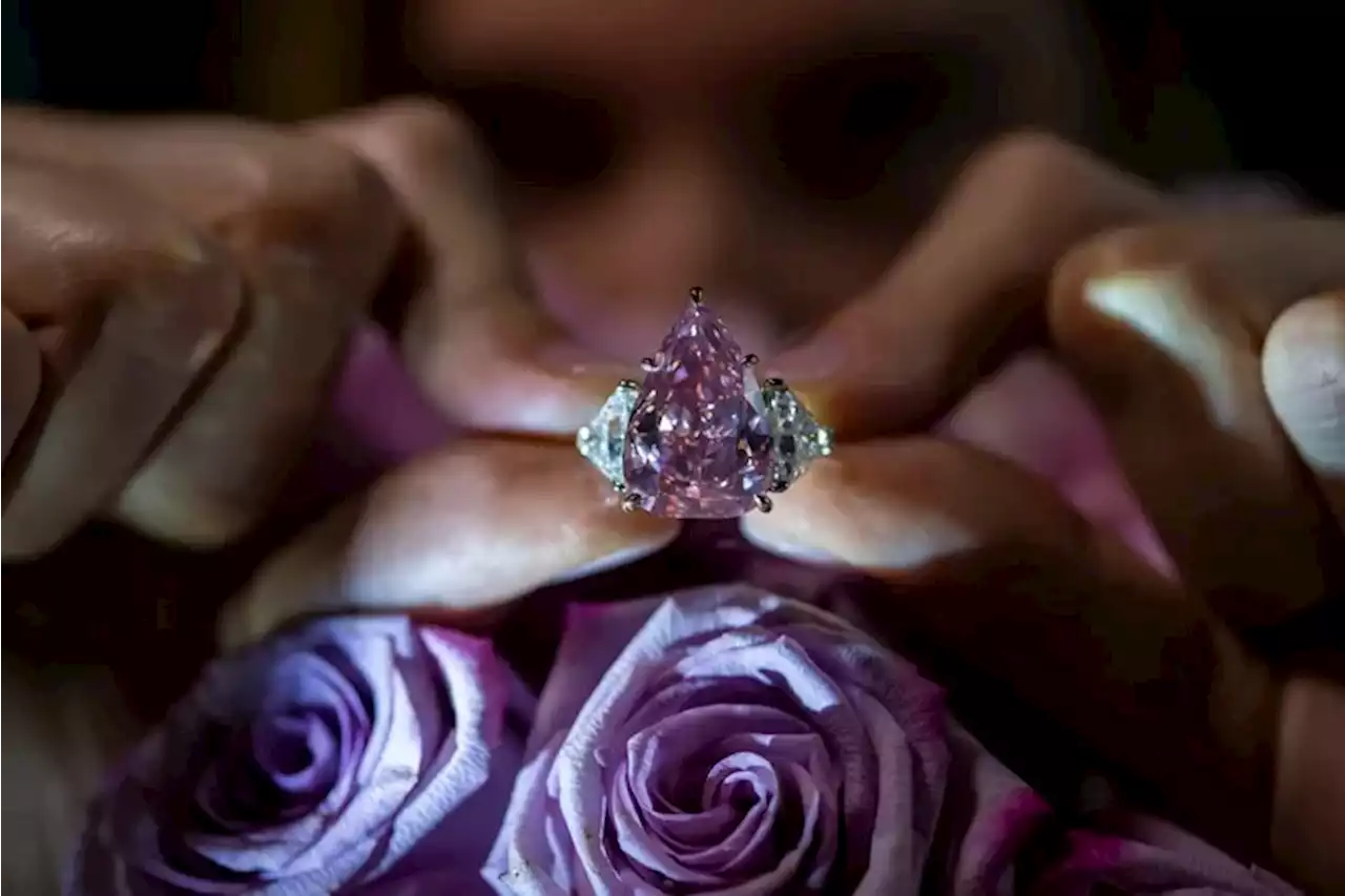 18-carat pink diamond reaps $28.8 million at Geneva auction