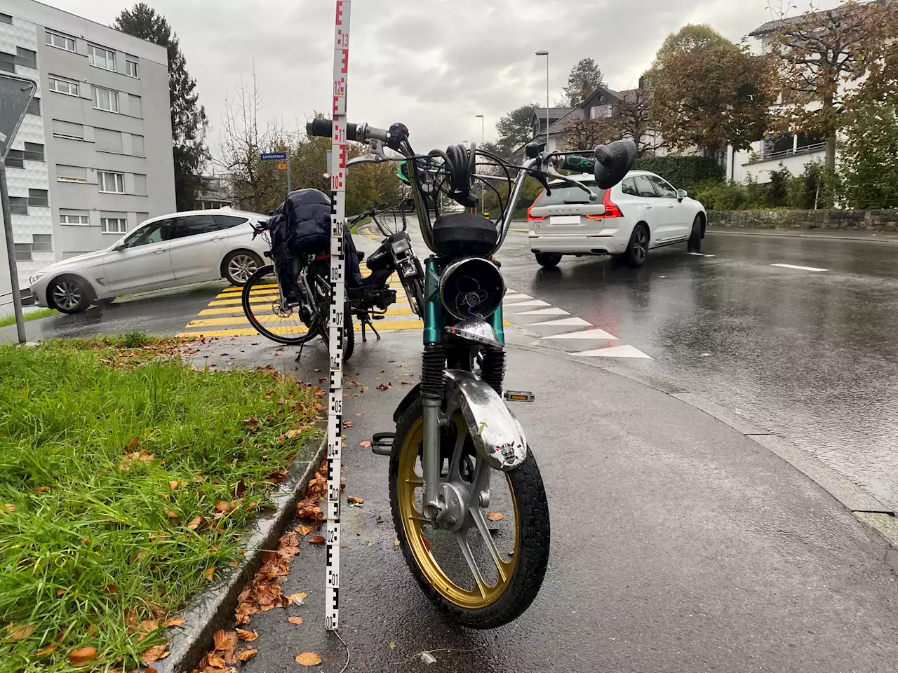 Stadt Zug ZG: Autolenker nach Kollision mit Mofa gesucht – Zeugenaufruf