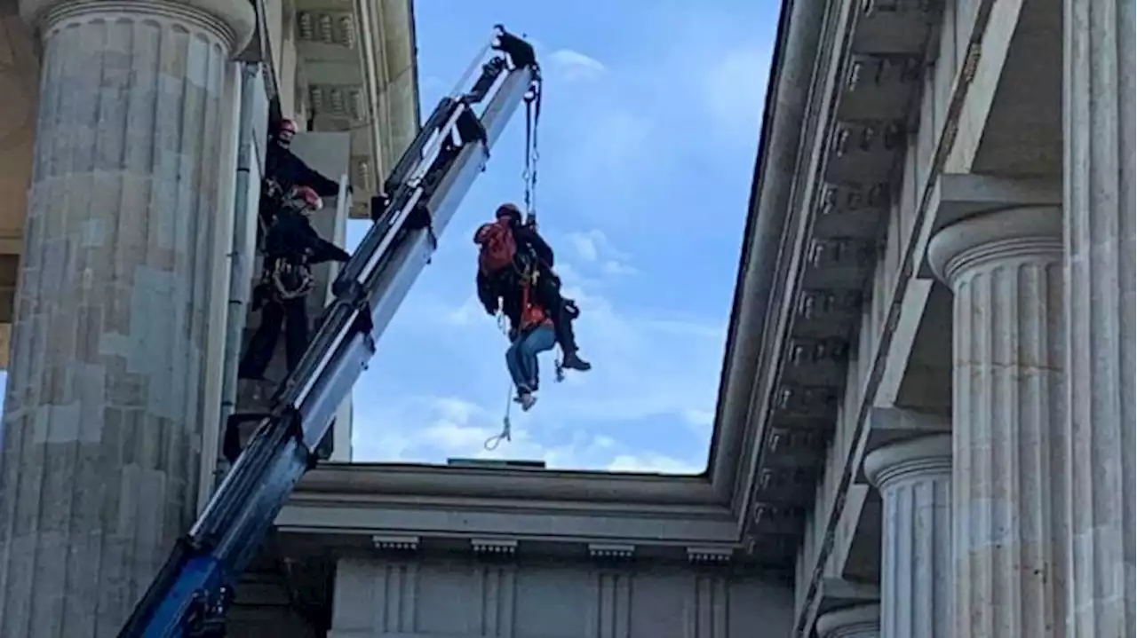 Polizei holt Klima-Demonstrantinnen vom Brandenburger Tor