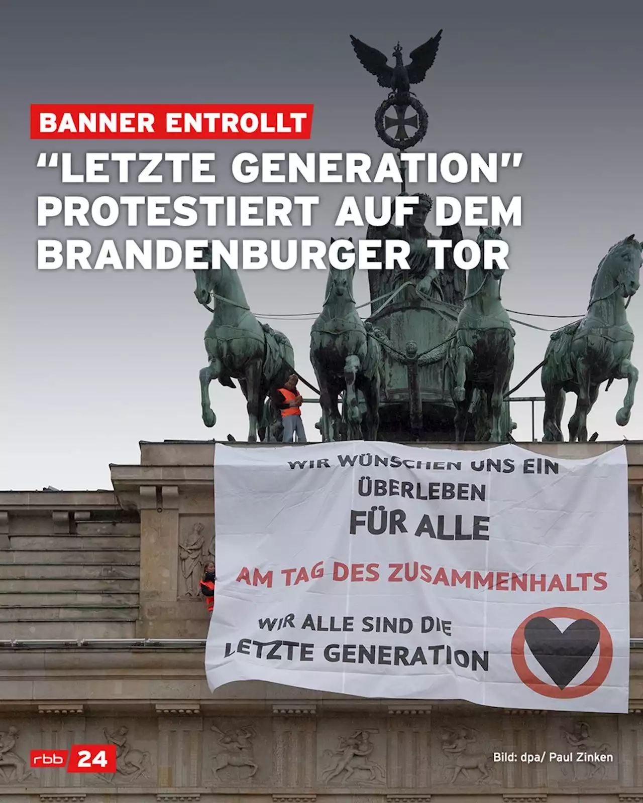 Mitglieder der 'Letzten Generation' klettern auf Brandenburger Tor