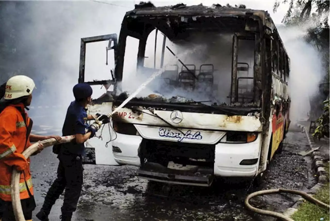 Bus Gandeng Transjakarta Terbakar di Halte Velodrome |Republika Online