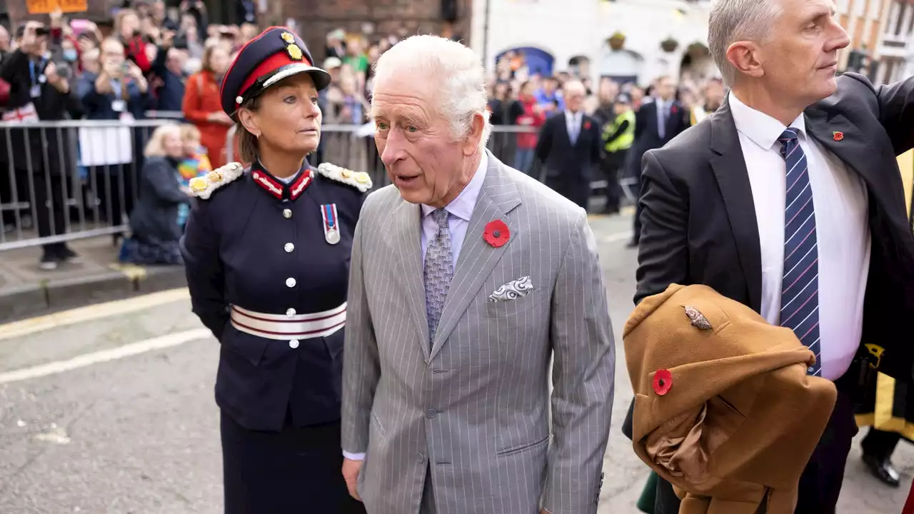 Le roi Charles III visé par un jet d'œufs, un homme arrêté