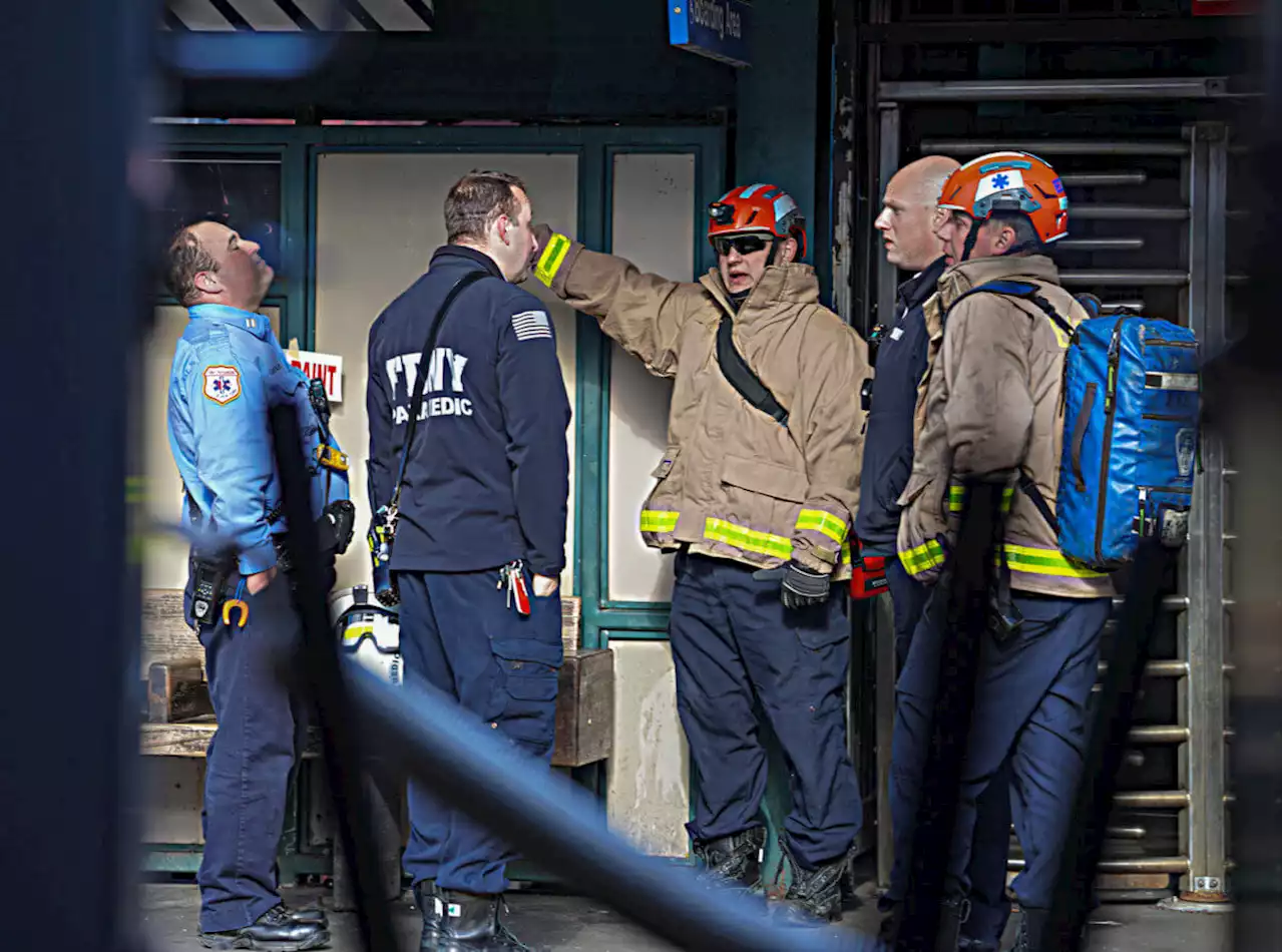 Teenage subway surfer in Brooklyn killed after falling off J train: cops | amNewYork