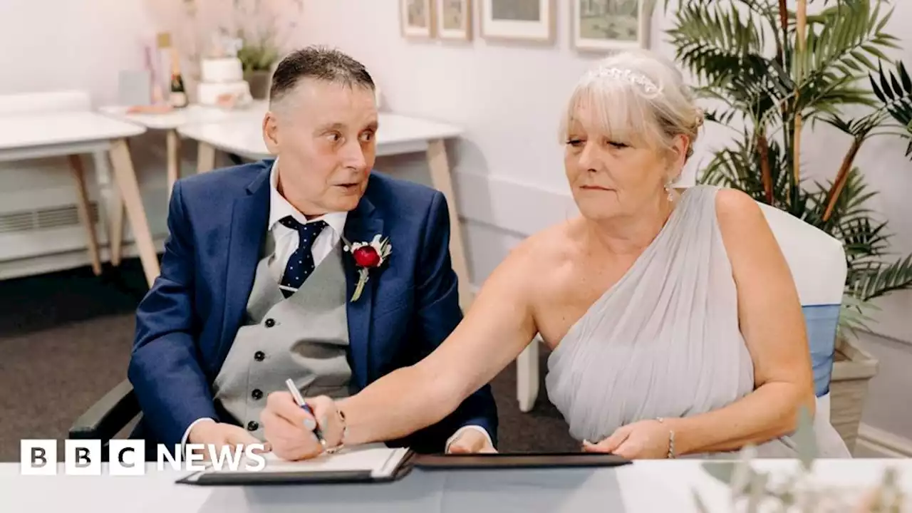 Chesterfield: Cancer patient marries partner of 24 years at hospice