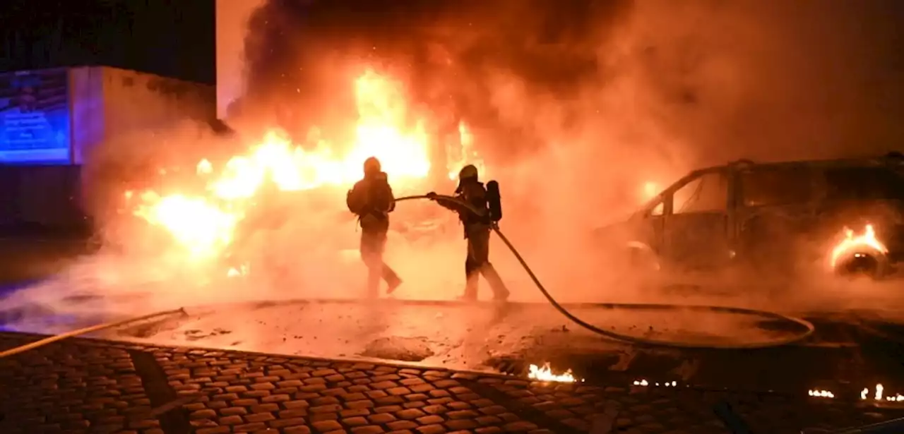 Einsatzwagen gehen vor Polizeistation in Flammen auf