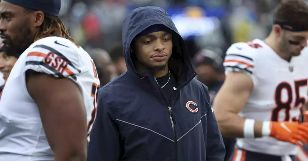 With Justin Fields still feeling out if he can play with a left shoulder injury, Chicago Bears add a 4th QB as a precaution