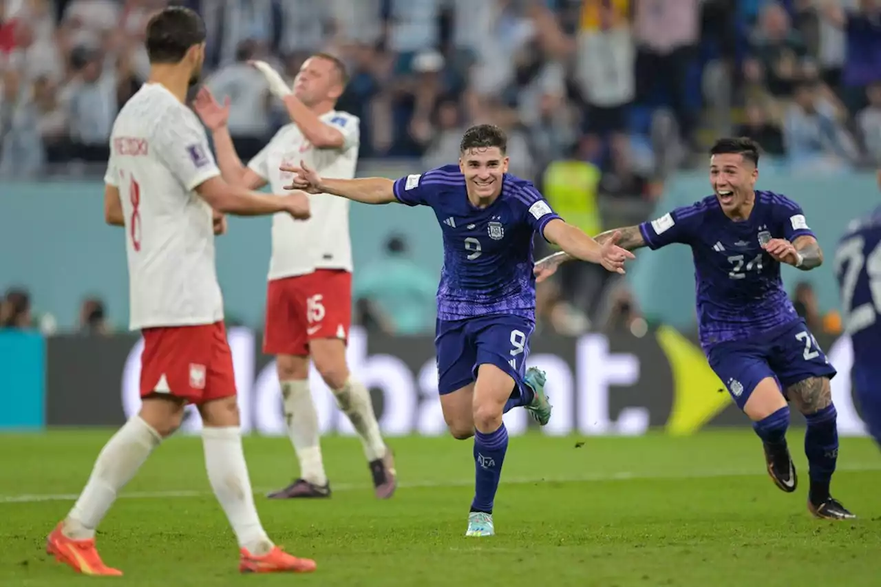 Alvarez e Mac Allister regalano il primo posto all'Argentina, ma passa anche la Polonia: 2-0 al 974 Stadium