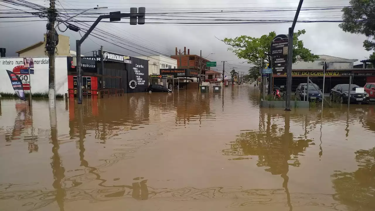 Florianópolis decreta situação de emergência por chuvas e suspende aulas