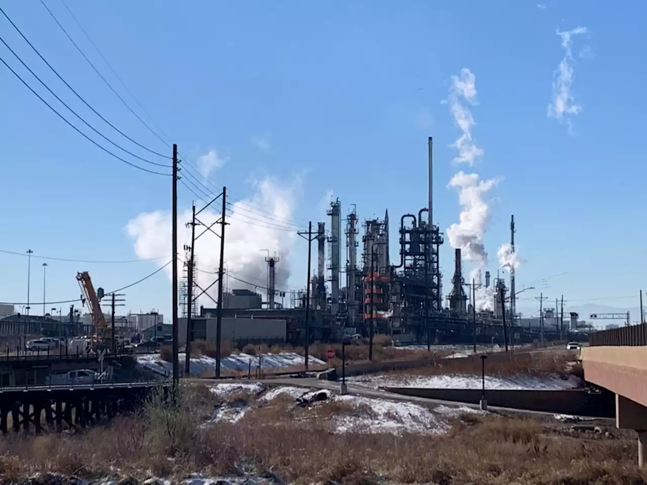 Cold temperatures cause extra large vapor clouds over Suncor refinery, Xcel plant