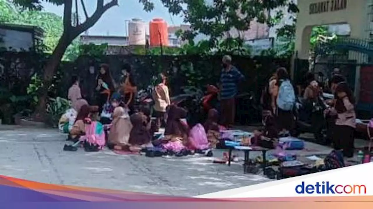 Beredar Foto Siswa SDN Pocin 1 Belajar di Luar Kelas SDN Pocin 5