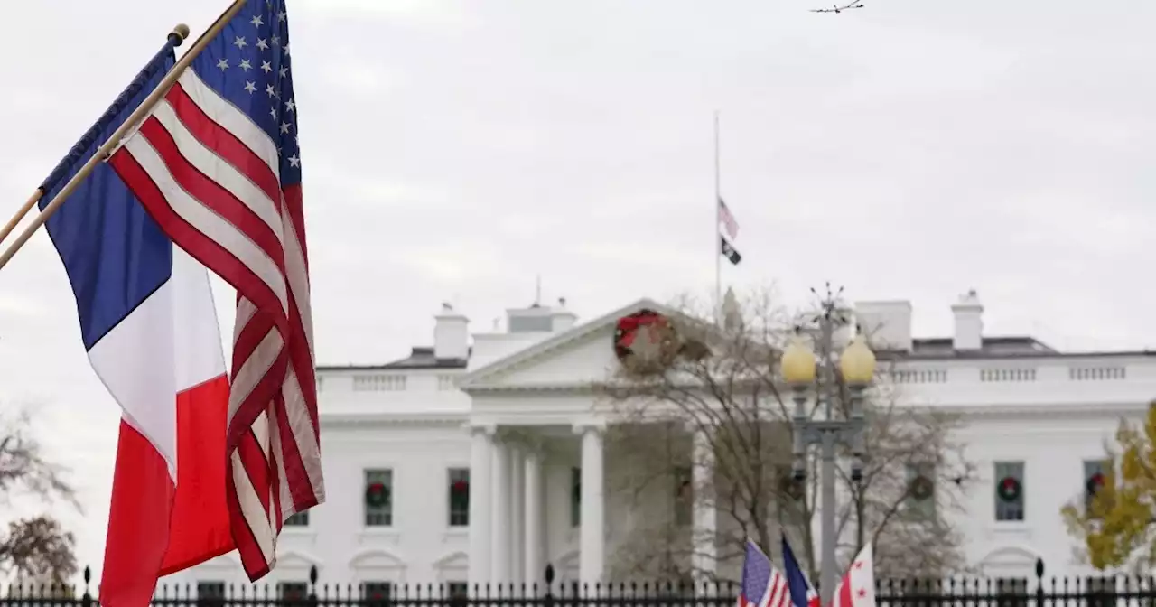 En Washington, Emmanuel Macron reprochó las medidas económicas de Biden