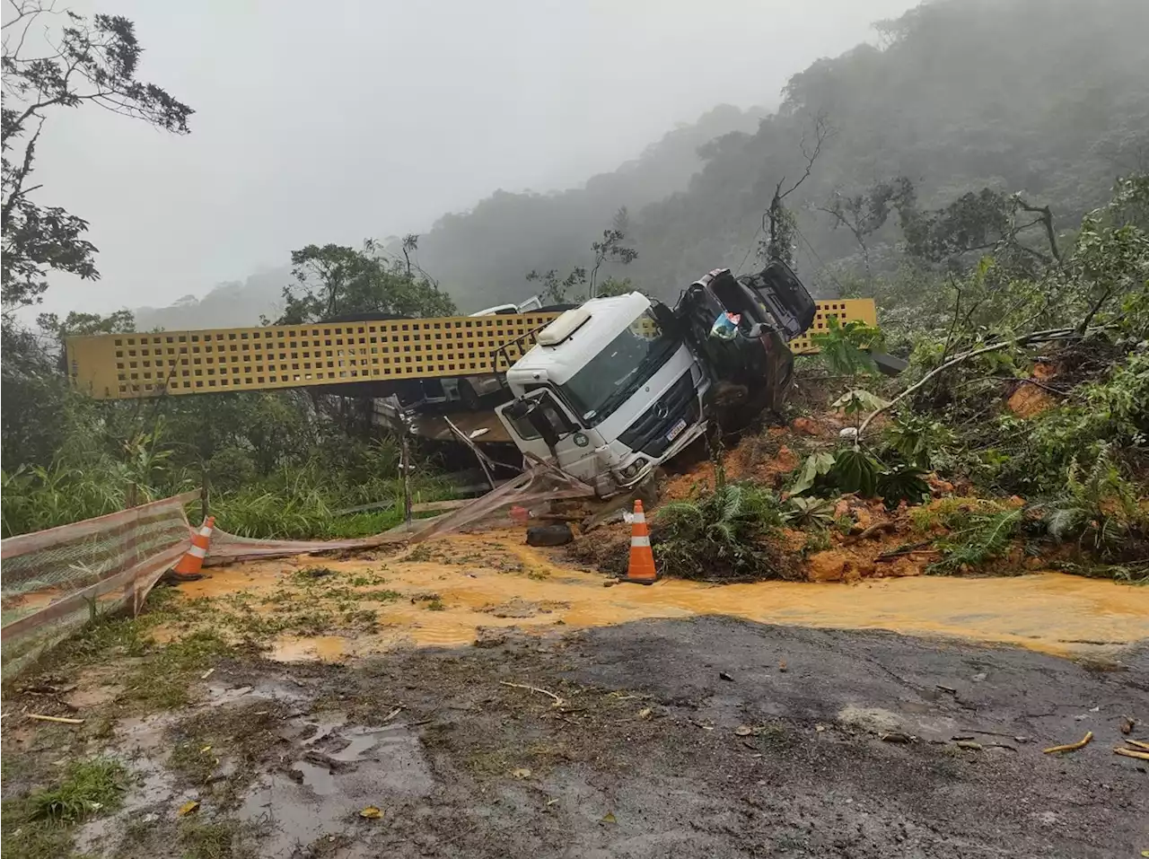 Dois dias após ser localizado, corpo da segunda vítima é retirado de deslizamento na BR-376