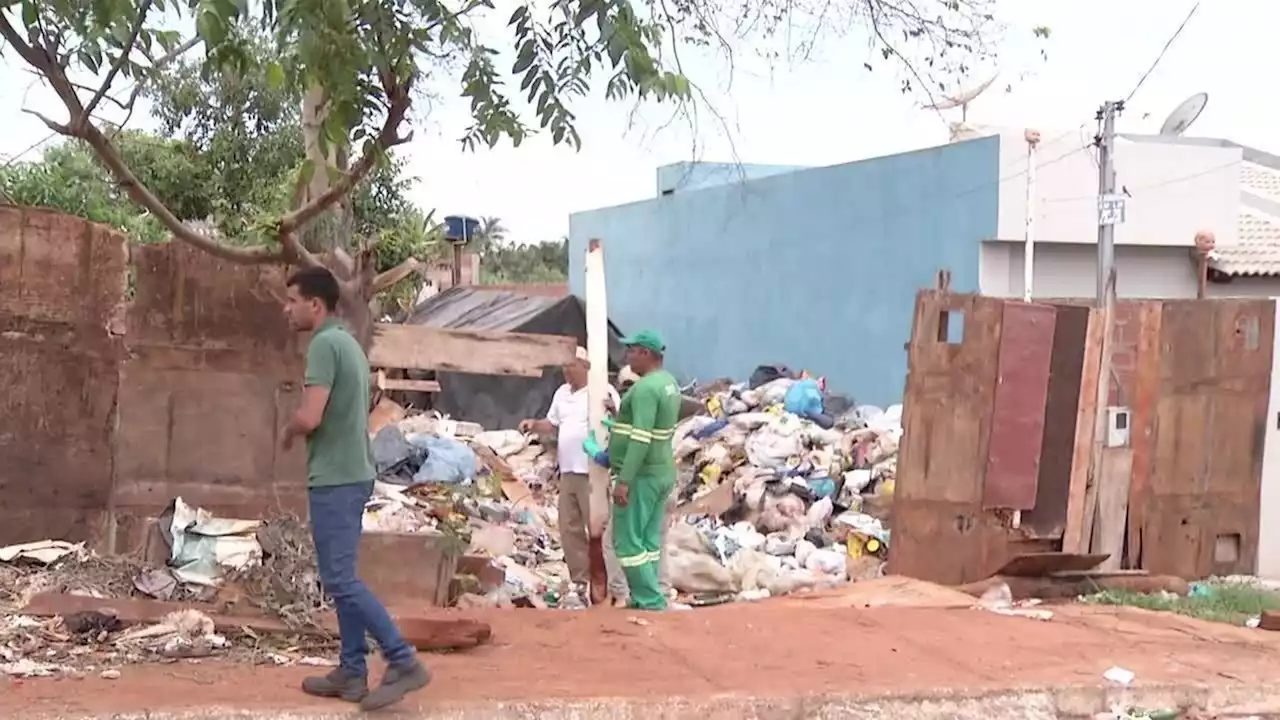 Quase 40 toneladas de entulho são retiradas de terreno de casa de idoso, em Jataí