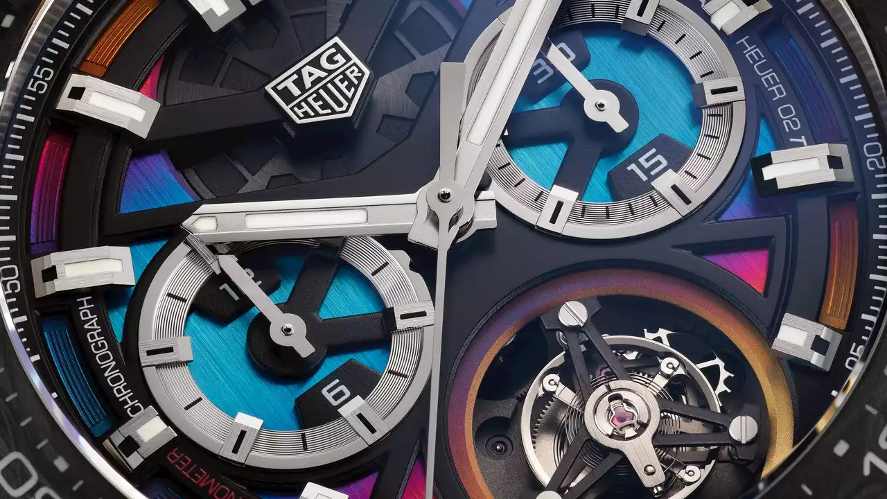 TAG Heuer dote sa montre chronographe tourbillon Carrera Polychrome d'un magnifique dégradé coloré