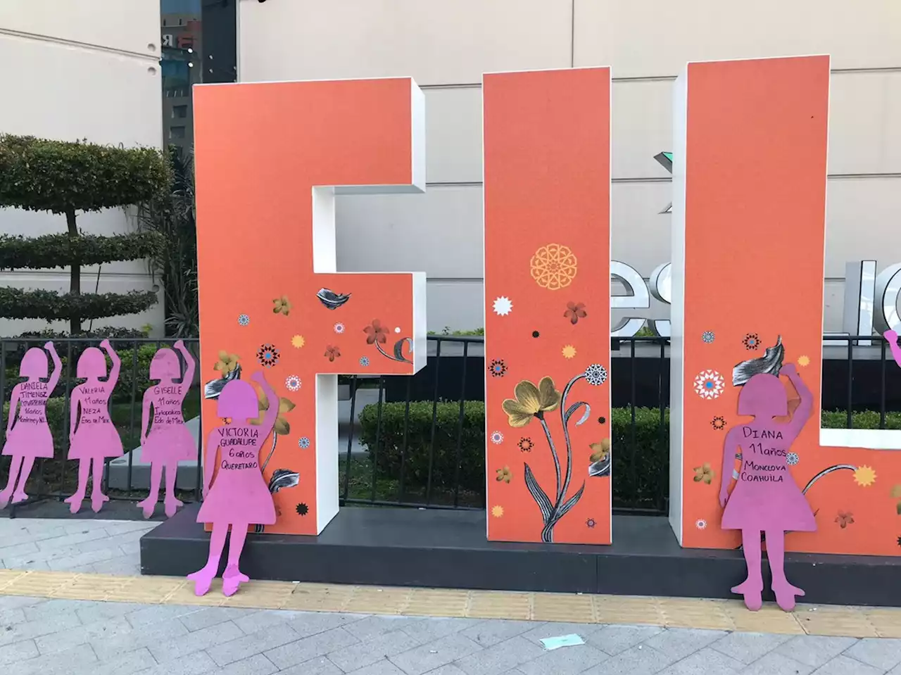 Protestan contra feminicidios frente a sede de la FIL de Guadalajara