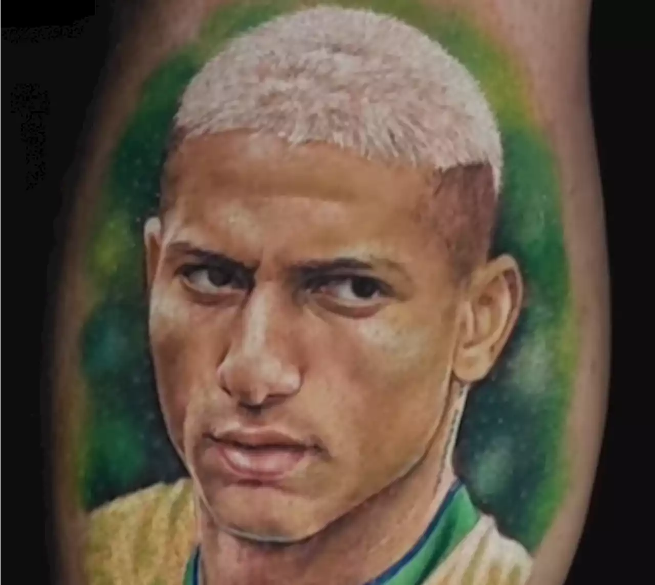 Viagem, futebol e Copa do Mundo: conheça o torcedor que tatuou o rosto de Richarlison