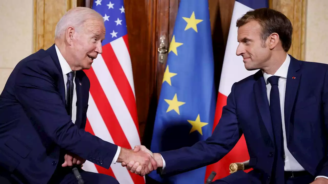 Entre Emmanuel Macron et Joe Biden, le 'Chabadabada' des cadeaux