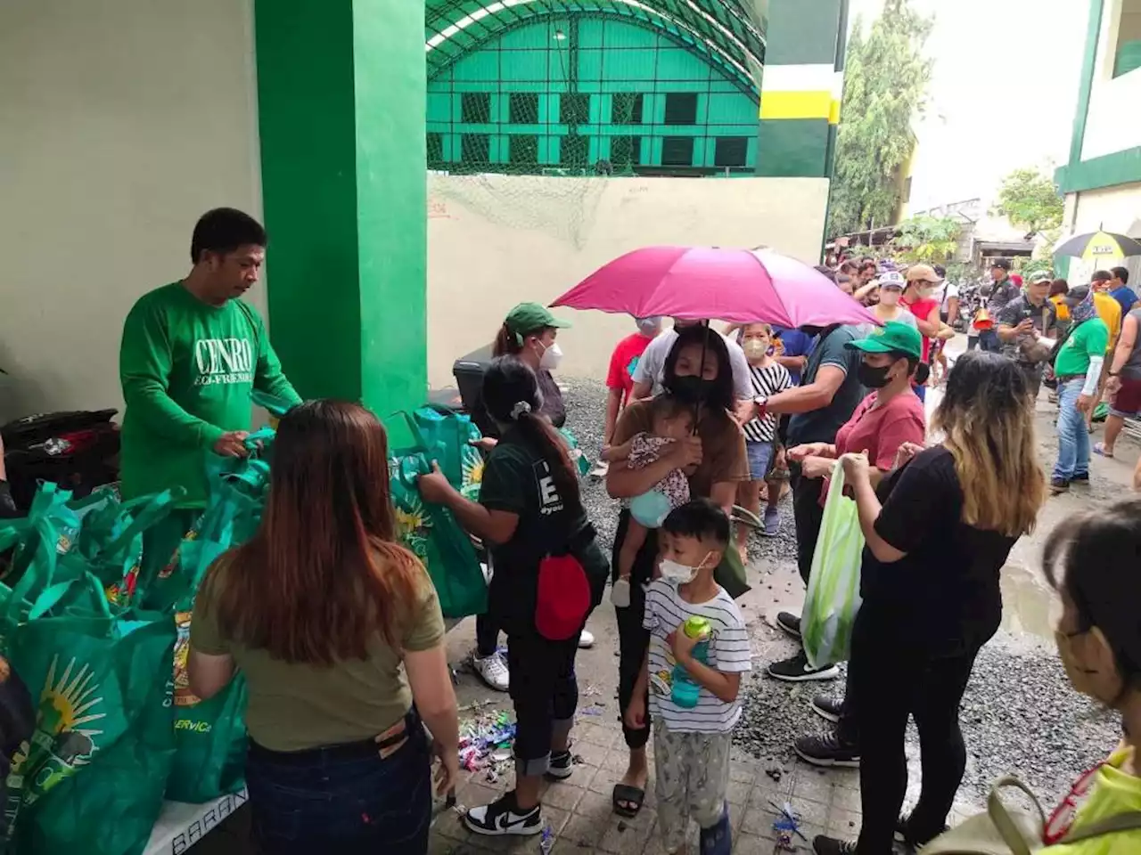 Parañaque City LGU starts distribution of Christmas food packs to poor residents