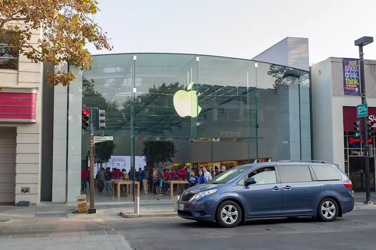 Thieves steal $35K of Apple products in brazen daylight robbery on Black Friday