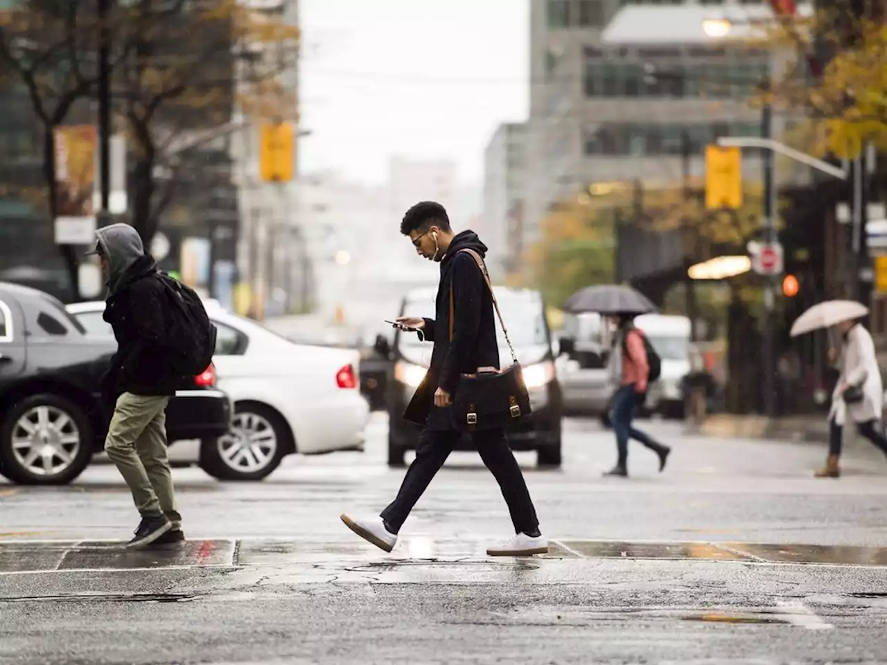 Pandemic, slower U.S. migration see Canada closing gap with U.S. in workforce race