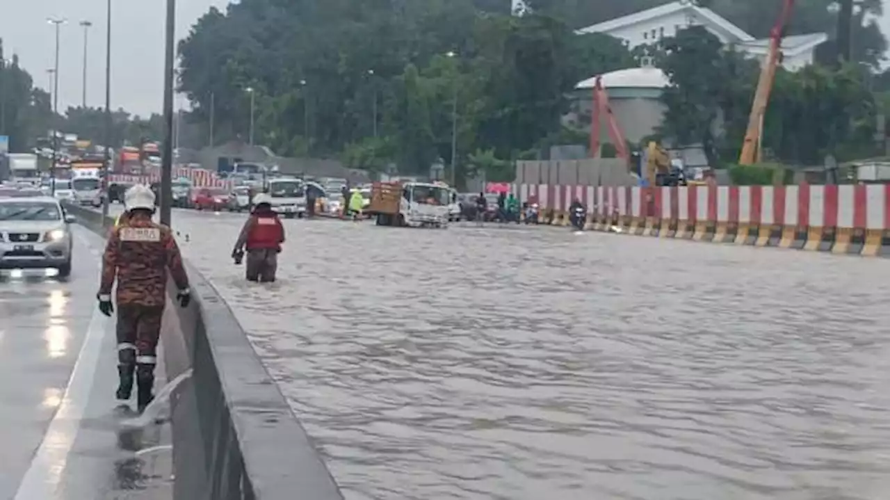 Kajang SILK Highway flooded yesterday due to hour-long downpour, clogged drains - don't drive-by litter - paultan.org