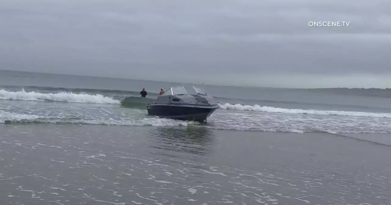 Passengers jump off suspected smuggling boat after it comes ashore in La Jolla