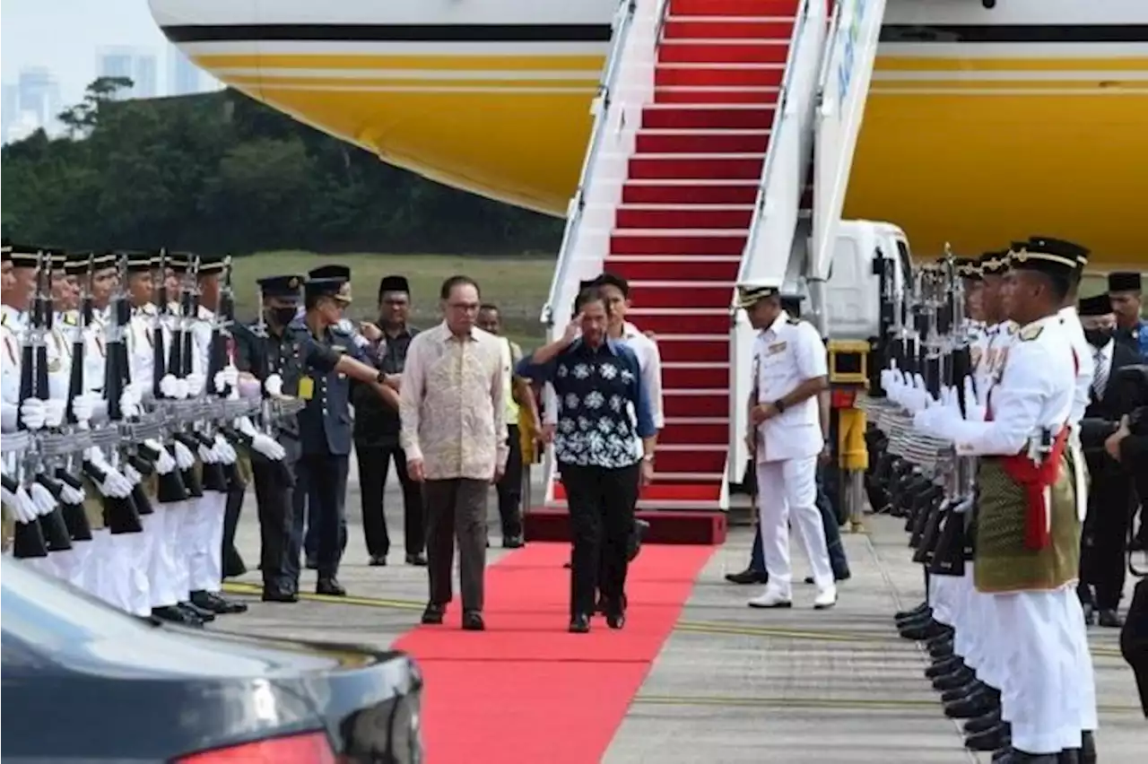 Anwar Ibrahim Disindir Pakai Sepatu Rp19 Juta, Ini Jawabannya