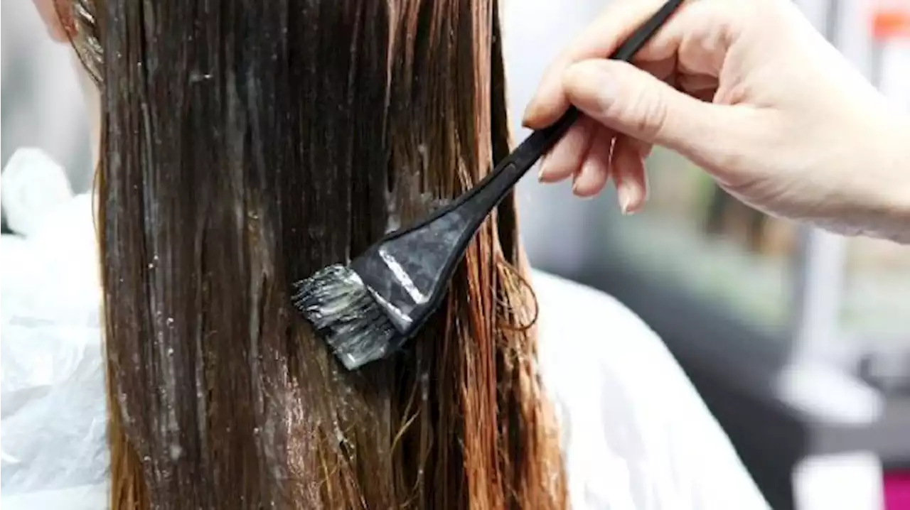 Rambut Uban: 6 Risiko Terlalu Sering Menggunakan Cat Rambut