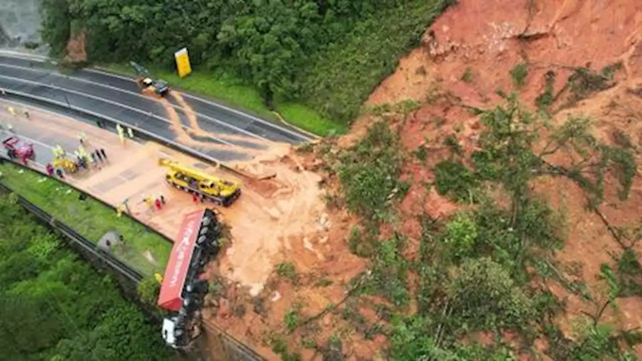 Brazil highway landslide causes deaths, '30 to 50' missing