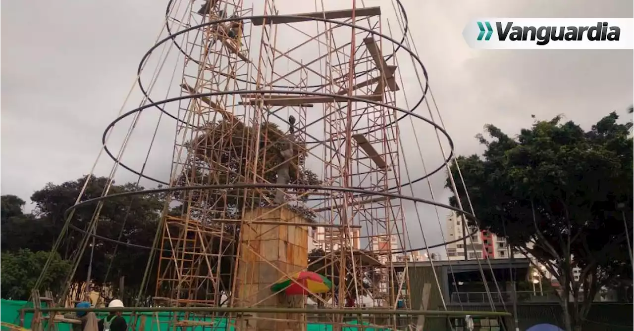 Arrecian las críticas por ‘arreglo navideño’ sobre la estatua de ‘Galán Comunero’, en Bucaramanga