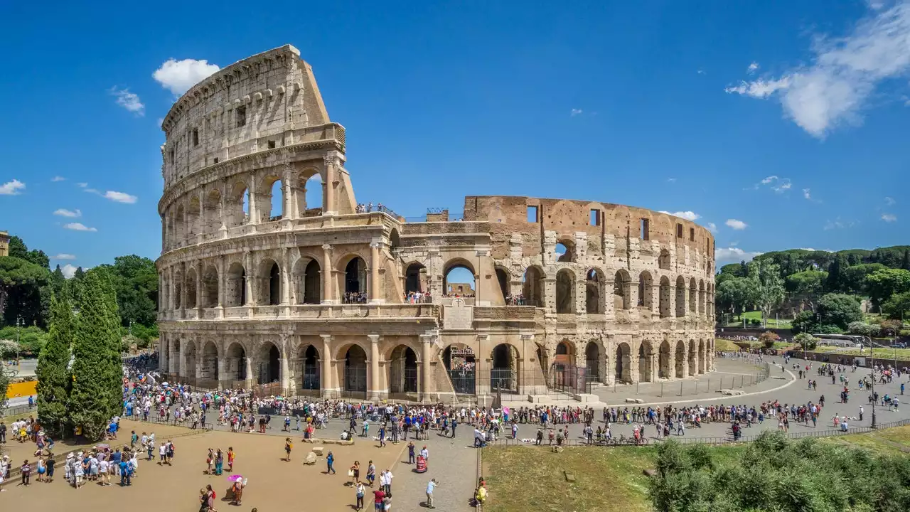 Autour du Colisée, de faux gladiateurs extorquent de l'argent aux touristes pour des selfies