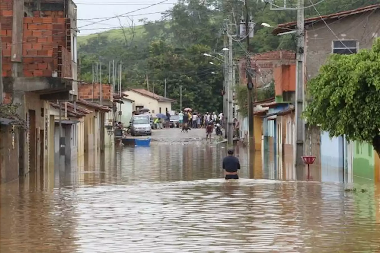 Chuvas obrigam mais de 8,6 mil a deixarem suas casas em todo o país