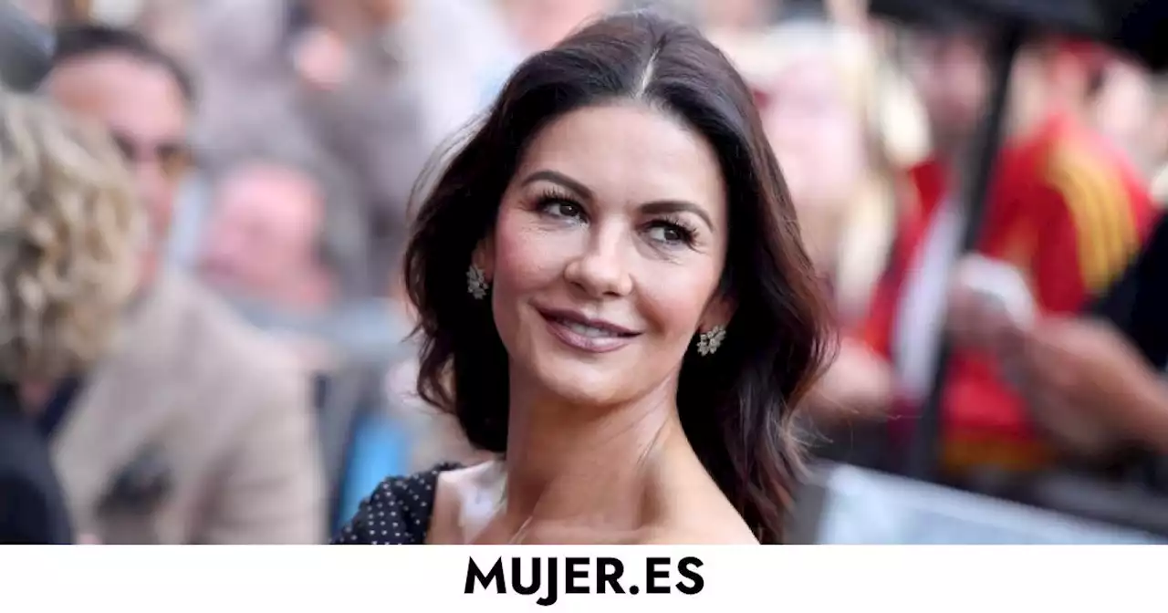 Catherine Zeta-Jones demuestra cómo llevar la falda de cuero roja tanto si tienes 30 como más de 50 años