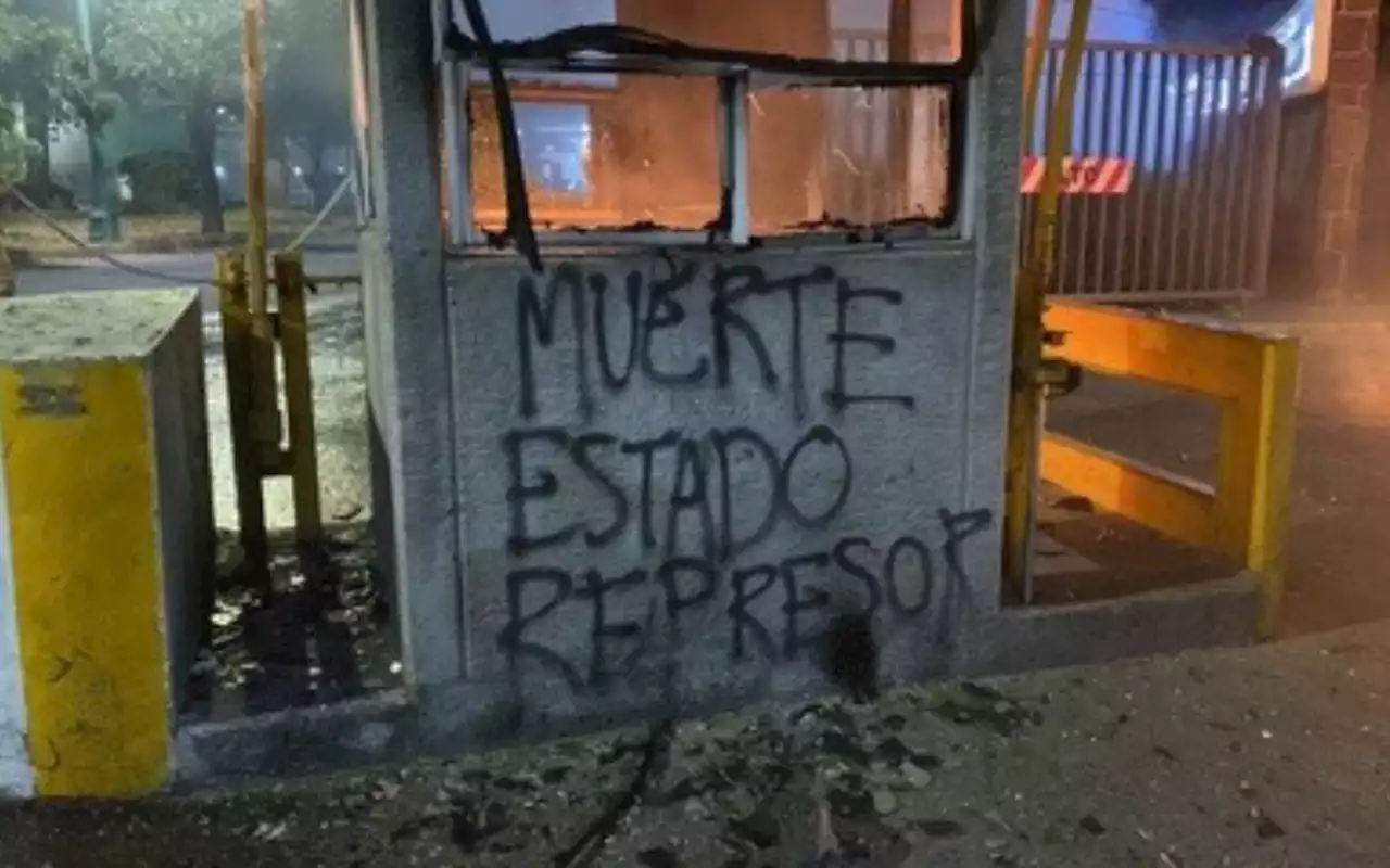 Encapuchados vandalizan oficinas de CU, detonan explosivos y roban equipo | Video