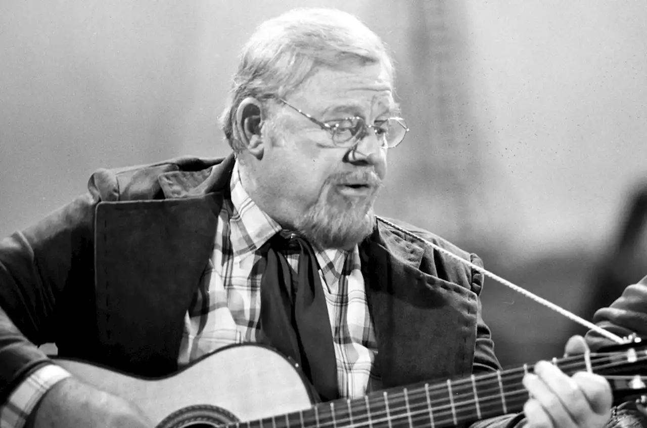 Here Are the Lyrics to Burl Ives’ ‘A Holly Jolly Christmas’