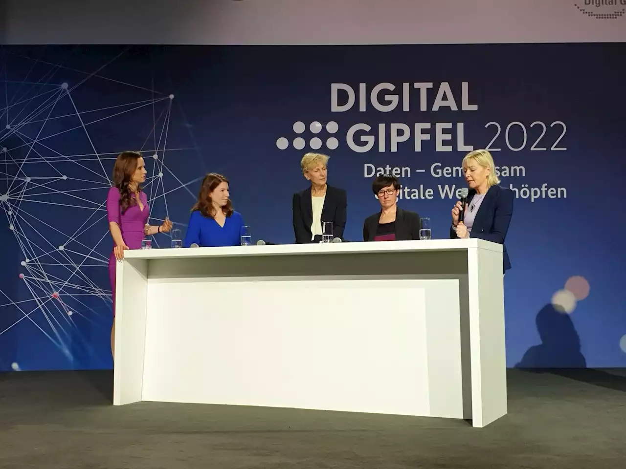 Digital-Gipfel: Wie IT-Berufe für Frauen attraktiver werden