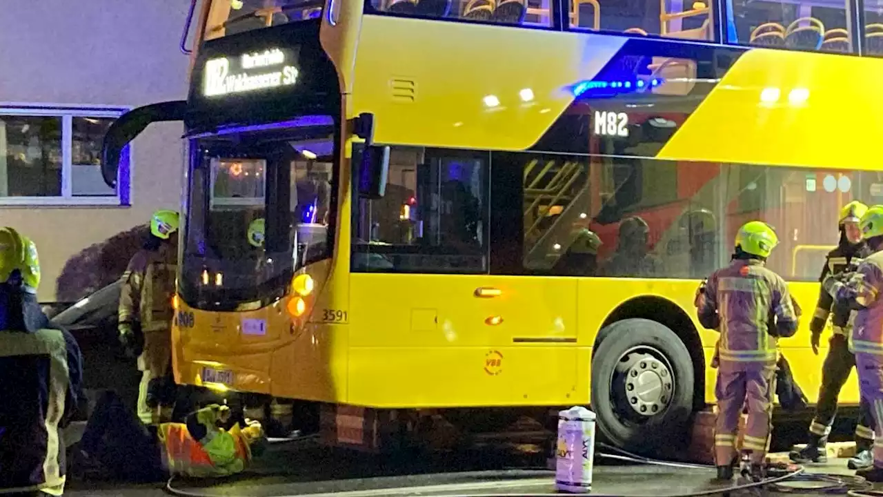 Kinder unter Bus eingeklemmt und schwer verletzt