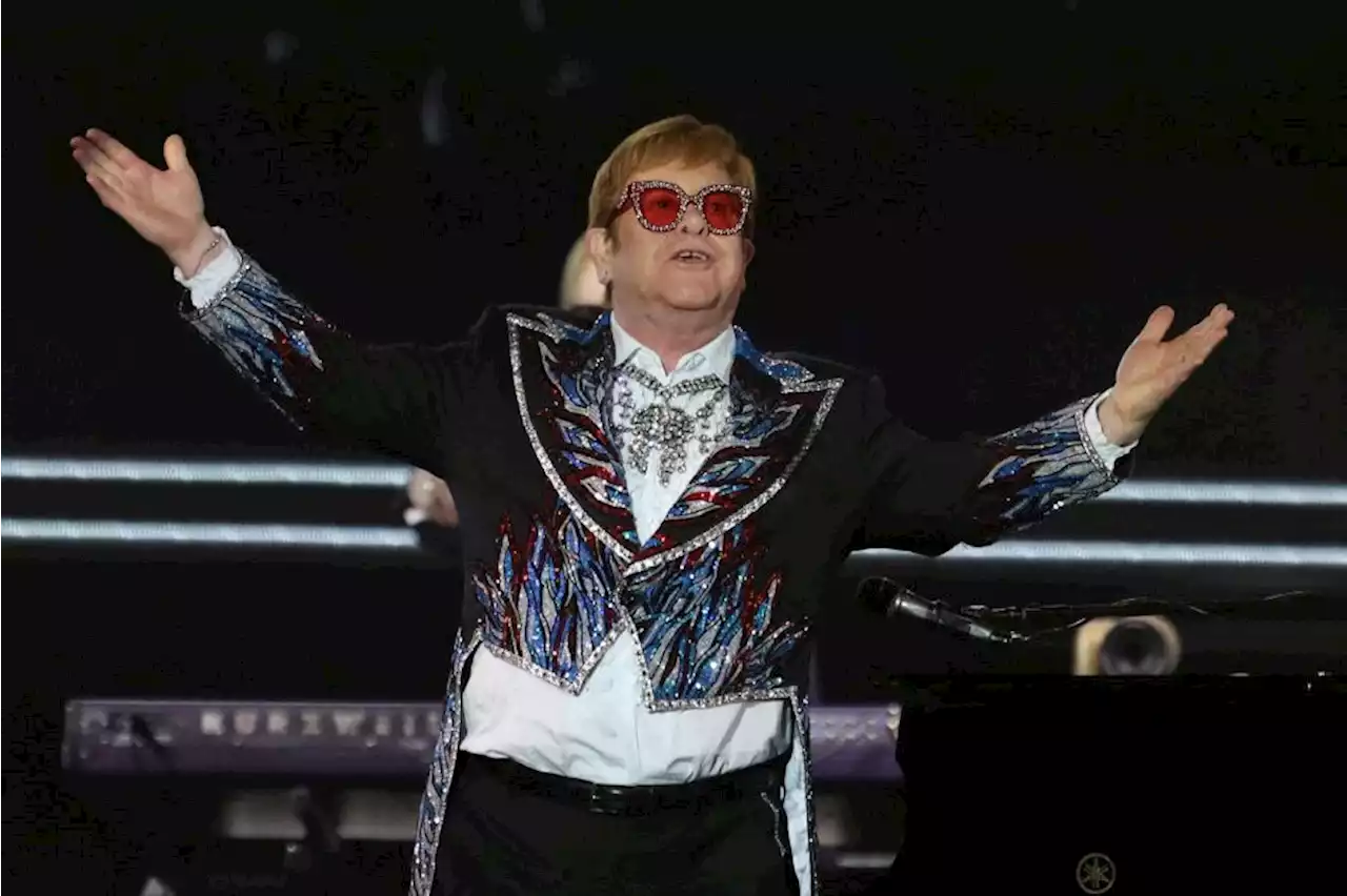 Elton John sai do Twitter e diz que mudança de política da plataforma permite desinformação