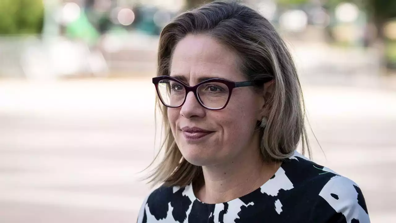 La senadora Kyrsten Sinema deja el Partido Demócrata y se registra como independiente