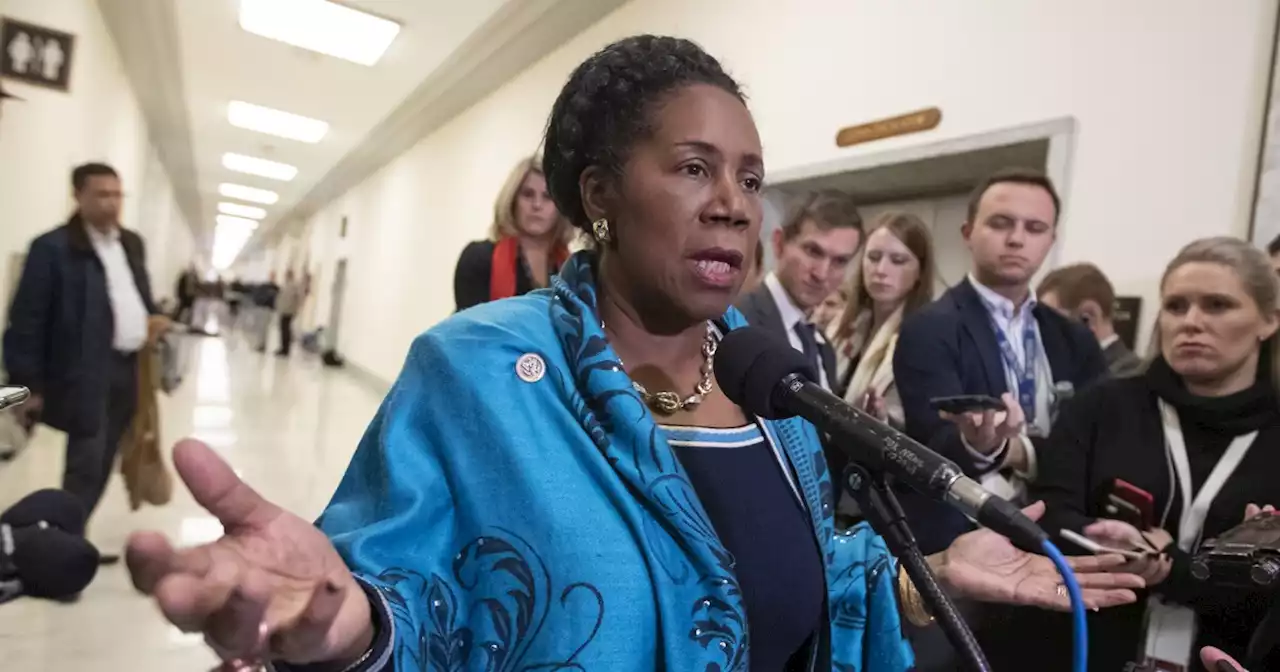 WATCH: Rep. Sheila Jackson Lee called out for office's American flag in garbage