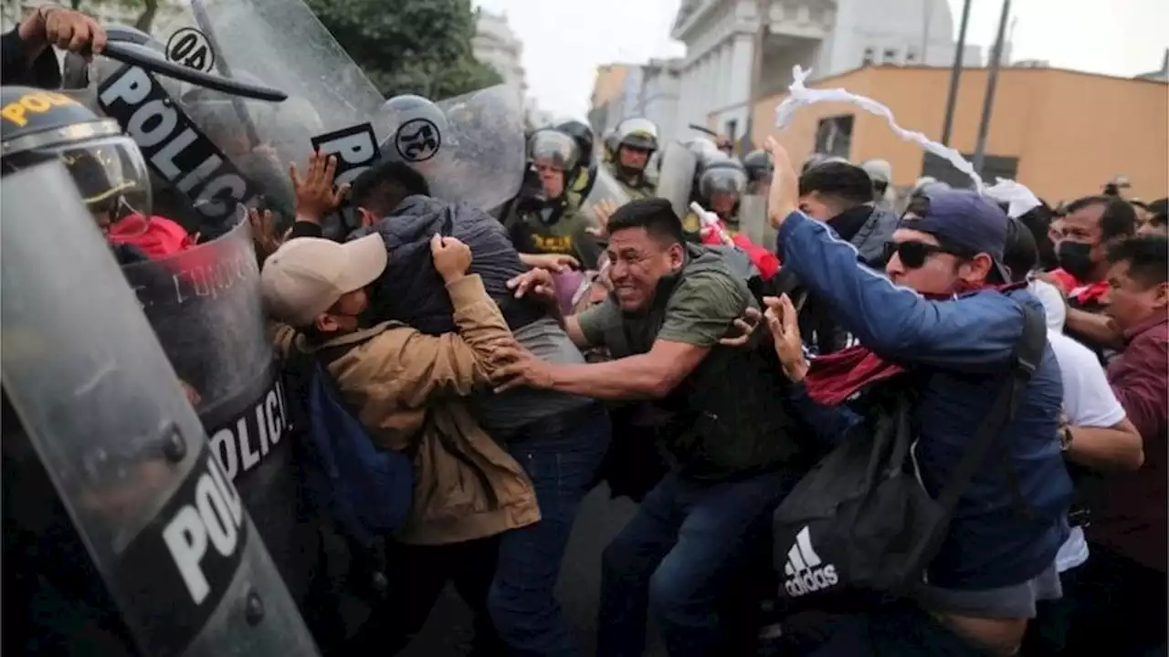 Perú: manifestantes exigen nuevas elecciones y la presidenta Boluarte sopesa convocarlas