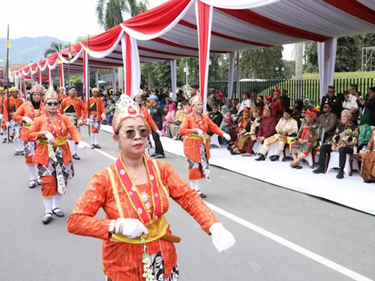 Ganjar Suguhkan Pawai Budaya Kerajaan ke Masyarakat