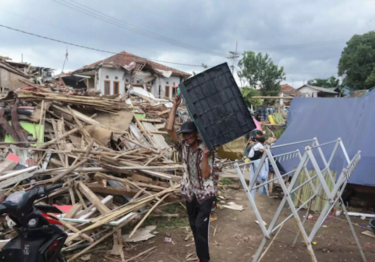 Polri Kerahkan Ribuan Personel Bersihkan Puing Pasca Gempa Cianjur