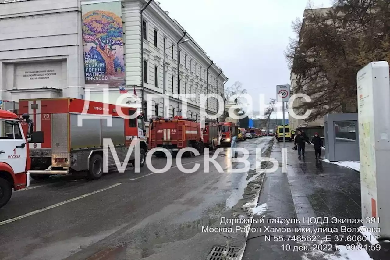 Движение по Малому Знаменскому переулку в Москве перекрыли из-за пожара в усадьбе Лопухиных