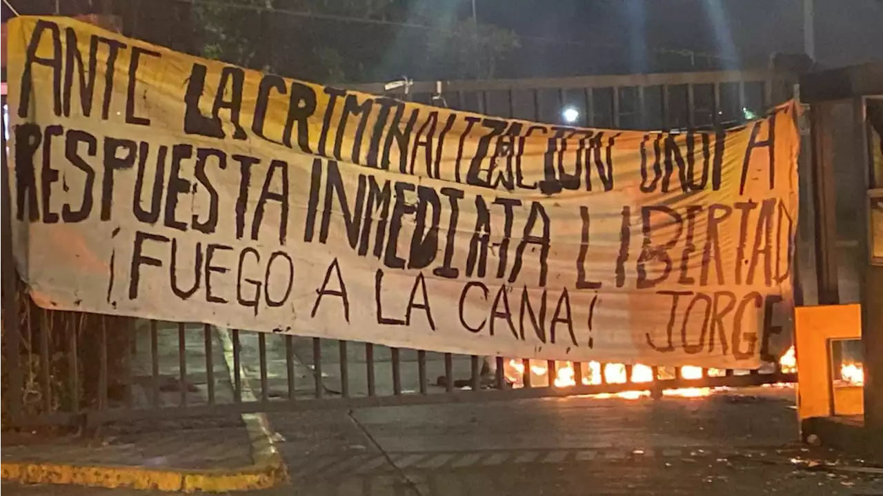 Sujetos encapuchados vandalizan oficinas en Ciudad Universitaria