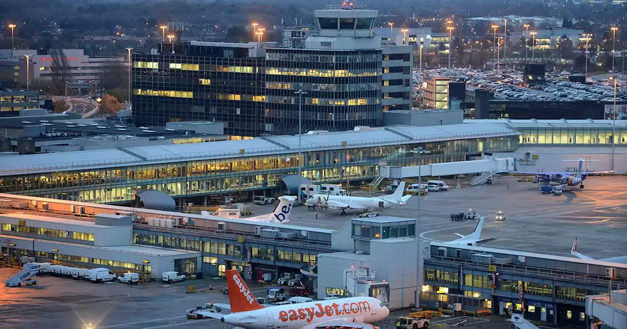 Disruption at Manchester Airport as heavy snow closes both runways