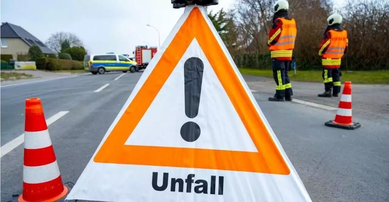 Lkw erfasst Pannenfahrzeug: Stau auf A3 bei Regensburg